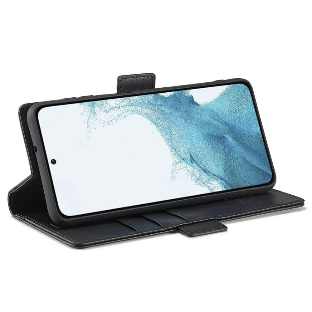 Ein schwarzes Handy in einer geöffneten Hülle mit blauem Muster auf dem Bildschirm.