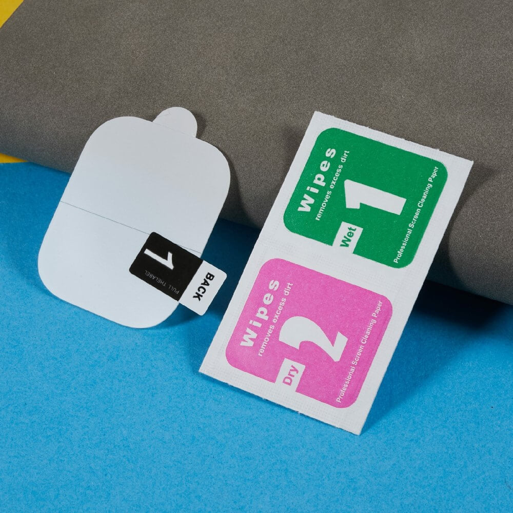 Un autocollant blanc marqué '1 BACK' et deux paquets de lingettes.