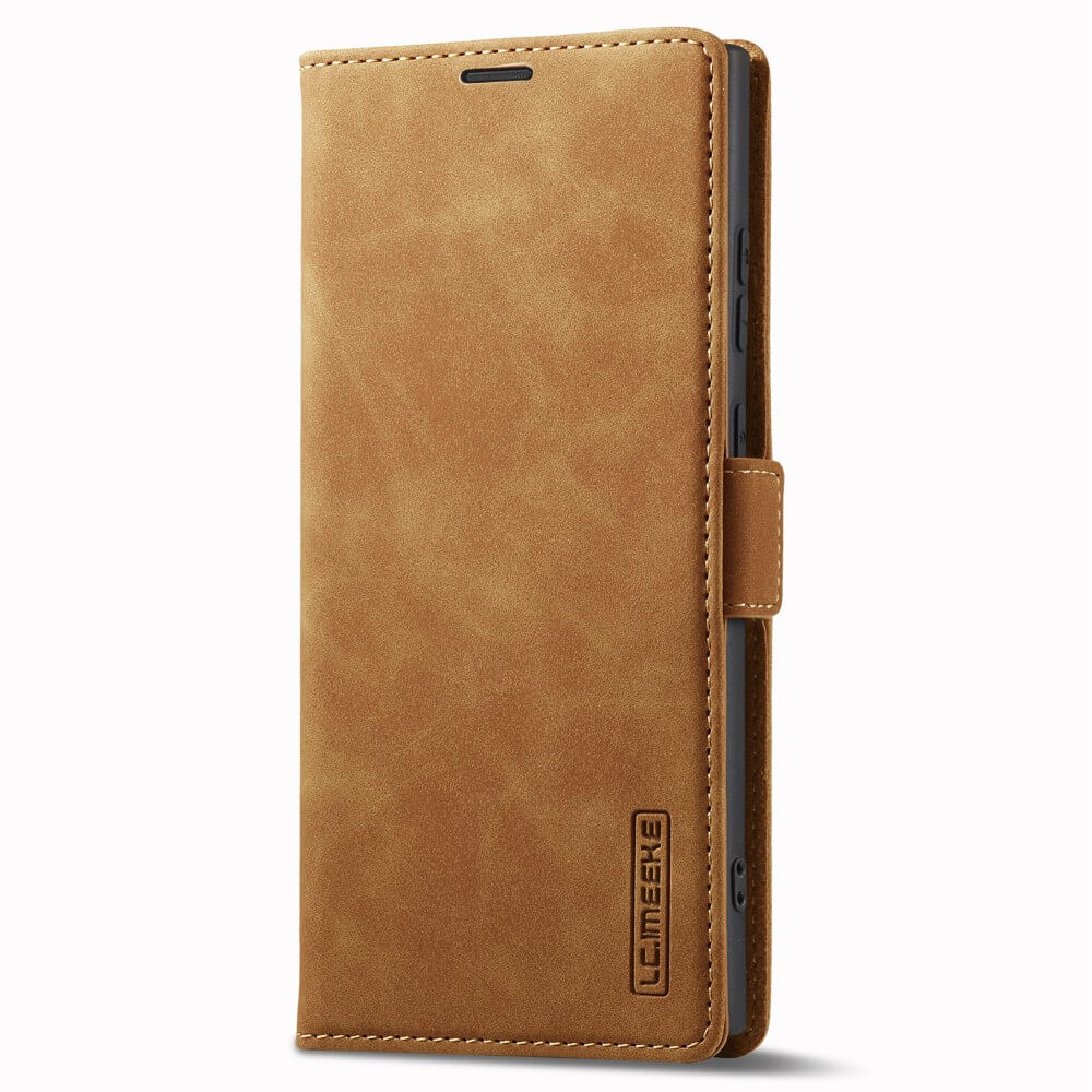 Custodia per telefono in pelle marrone con cuciture e chiusura magnetica.
