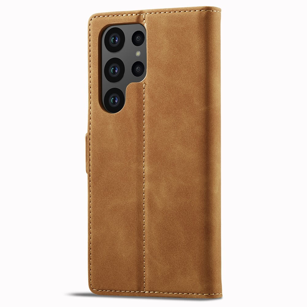 Una custodia per telefono marrone con ritaglio fotocamera e cuciture.
