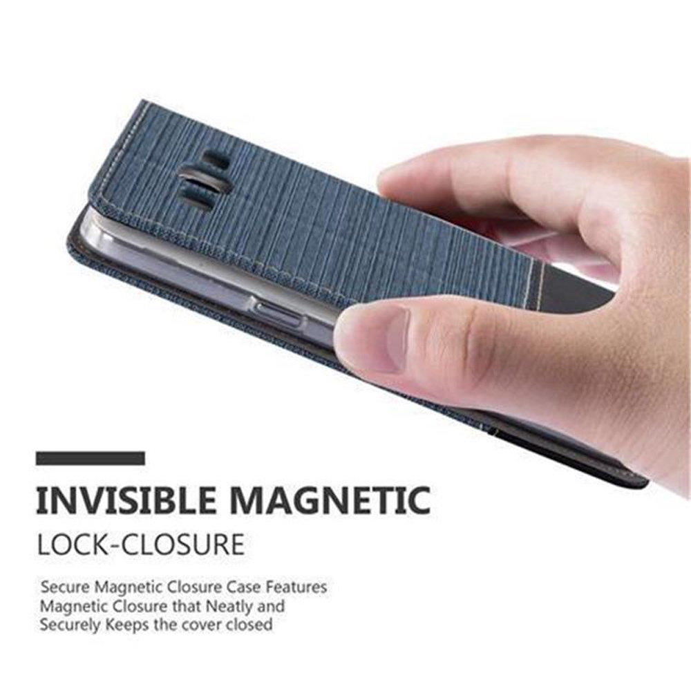 Una mano tiene una custodia blu per telefono con chiusura magnetica.