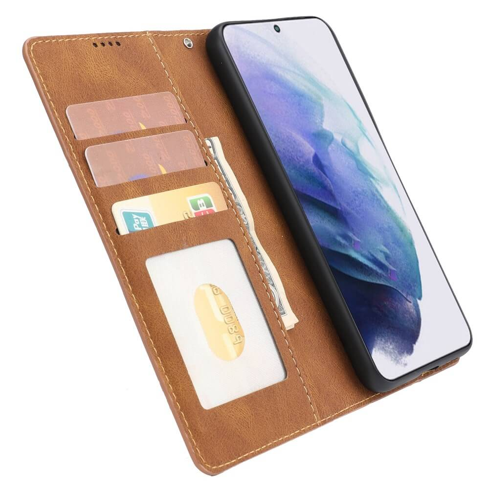 Eine braune Brieftasche mit einem Smartphone, Karten und Geld.