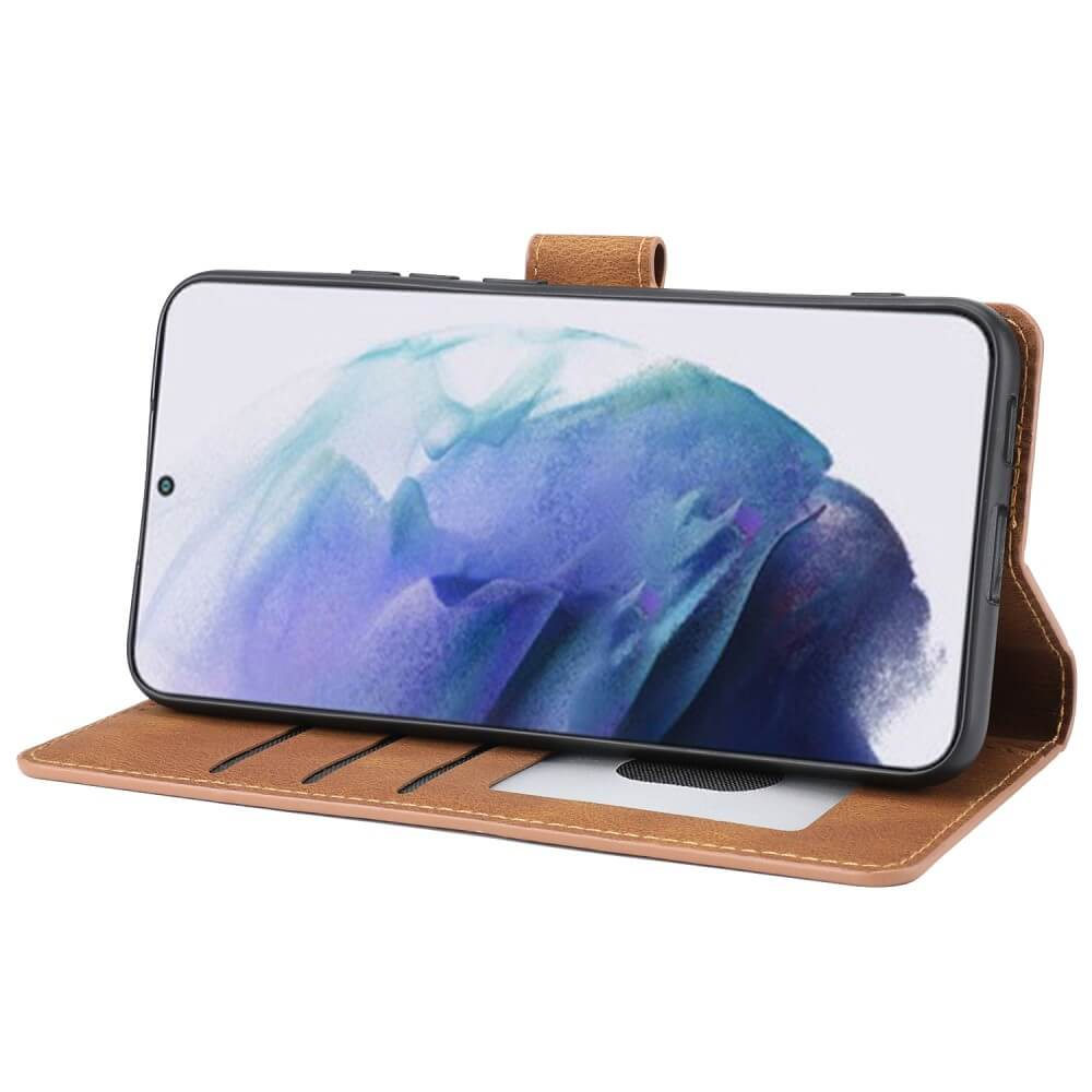 Ein braunes Handyhülle mit Steckplätzen und einem Smartphone mit blauem Hintergrund.