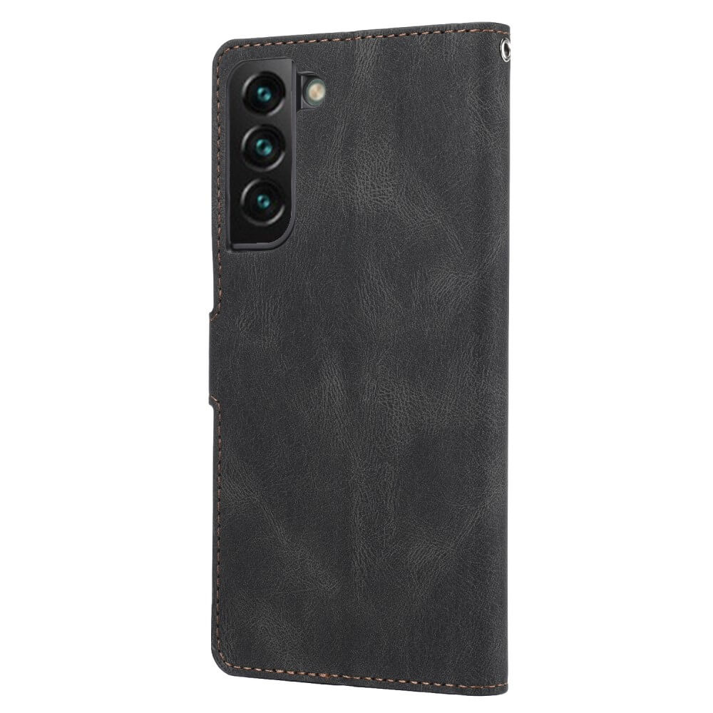 Schwarzes Leder-Flip-Case für ein Smartphone mit drei Kameras.