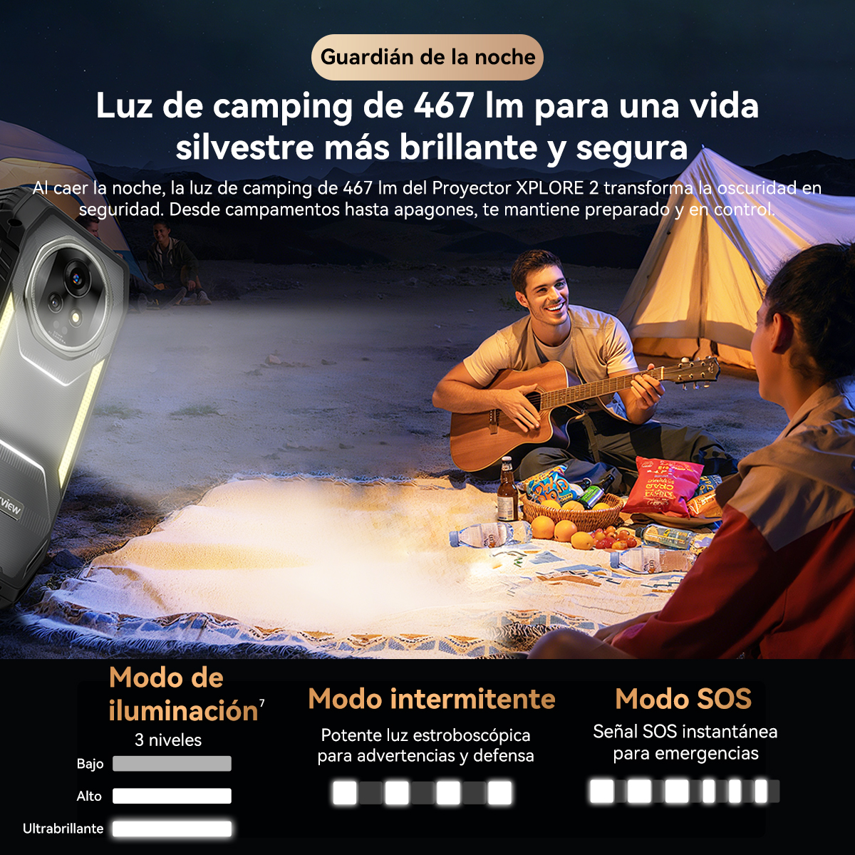 Dos personas acampando de noche, una tocando la guitarra. Una luz de camping ilumina.