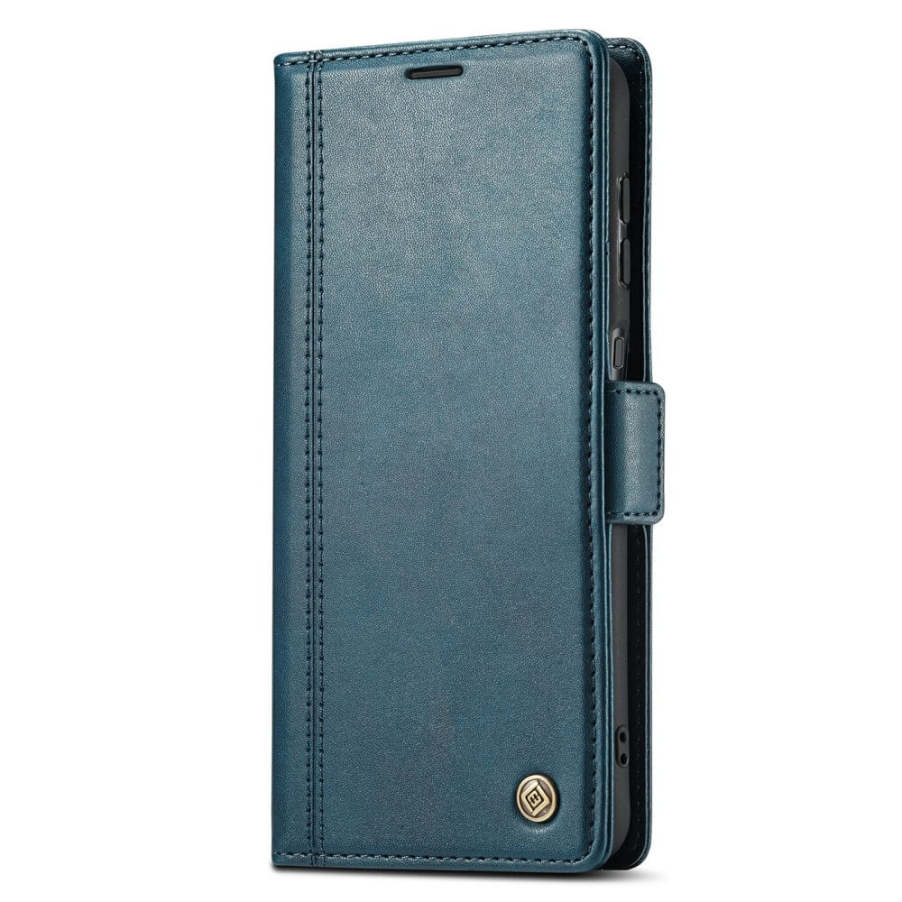 Eine blaue Leder Handyhülle mit Nähten und einem kleinen Emblem.
