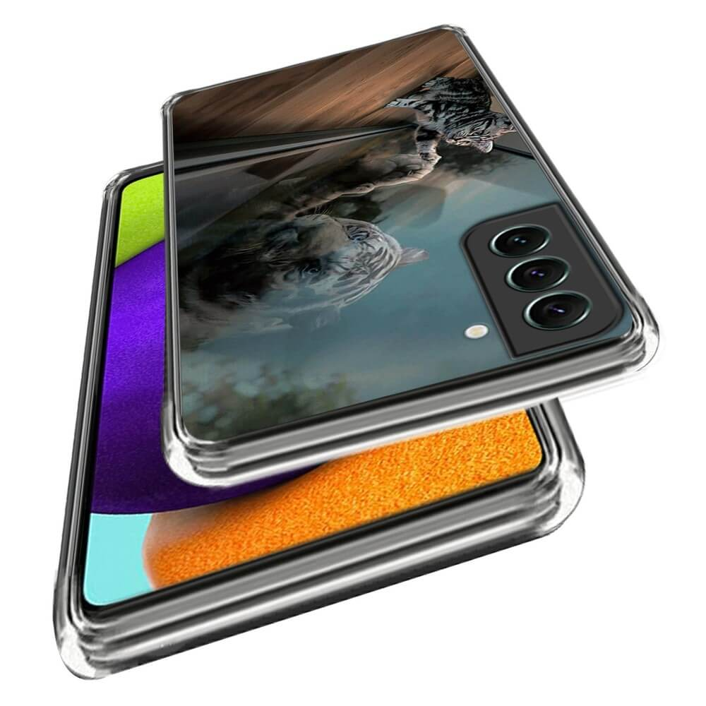 Ein Smartphone-Schutzhülle mit einem weißen Tigerkopf und einem Baby-Tiger, auf Holz und Himmel.