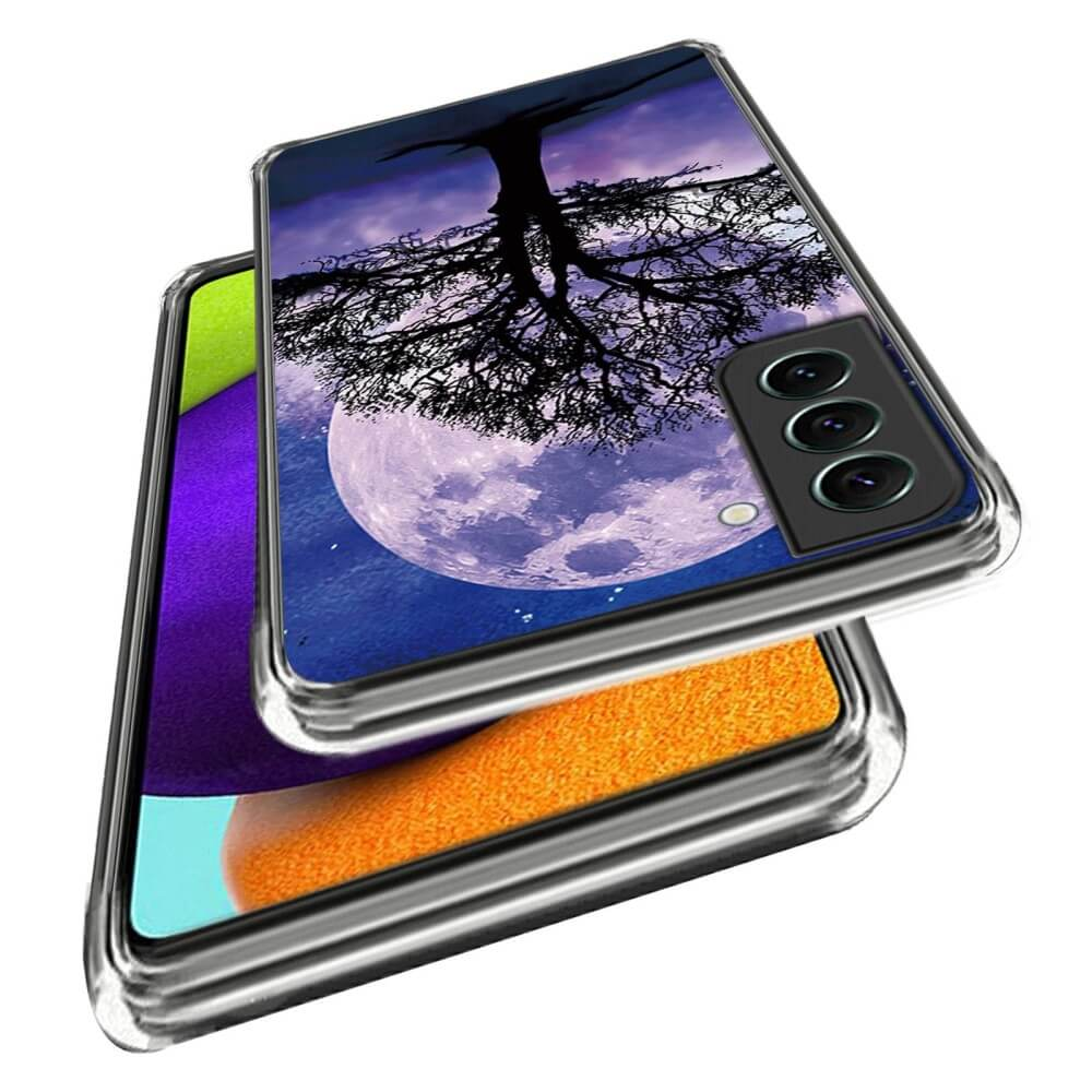 Ein Handy mit einem Baum und Vollmond-Design vor einem dunklen Himmel.