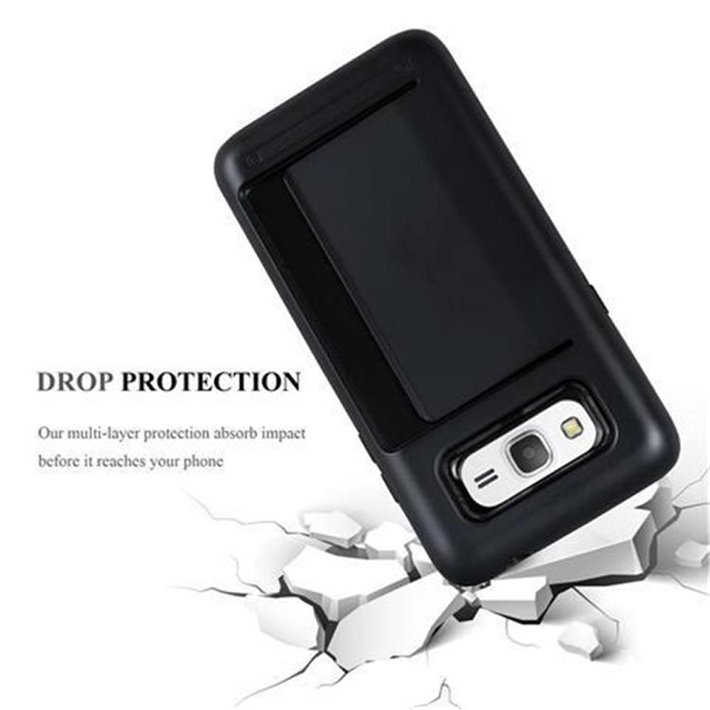 Funda negra para teléfono con recorte de cámara, sobre suelo agrietado.