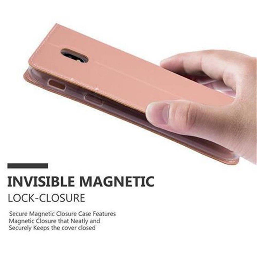 Una mano tiene una custodia per telefono color oro rosa con chiusura magnetica.