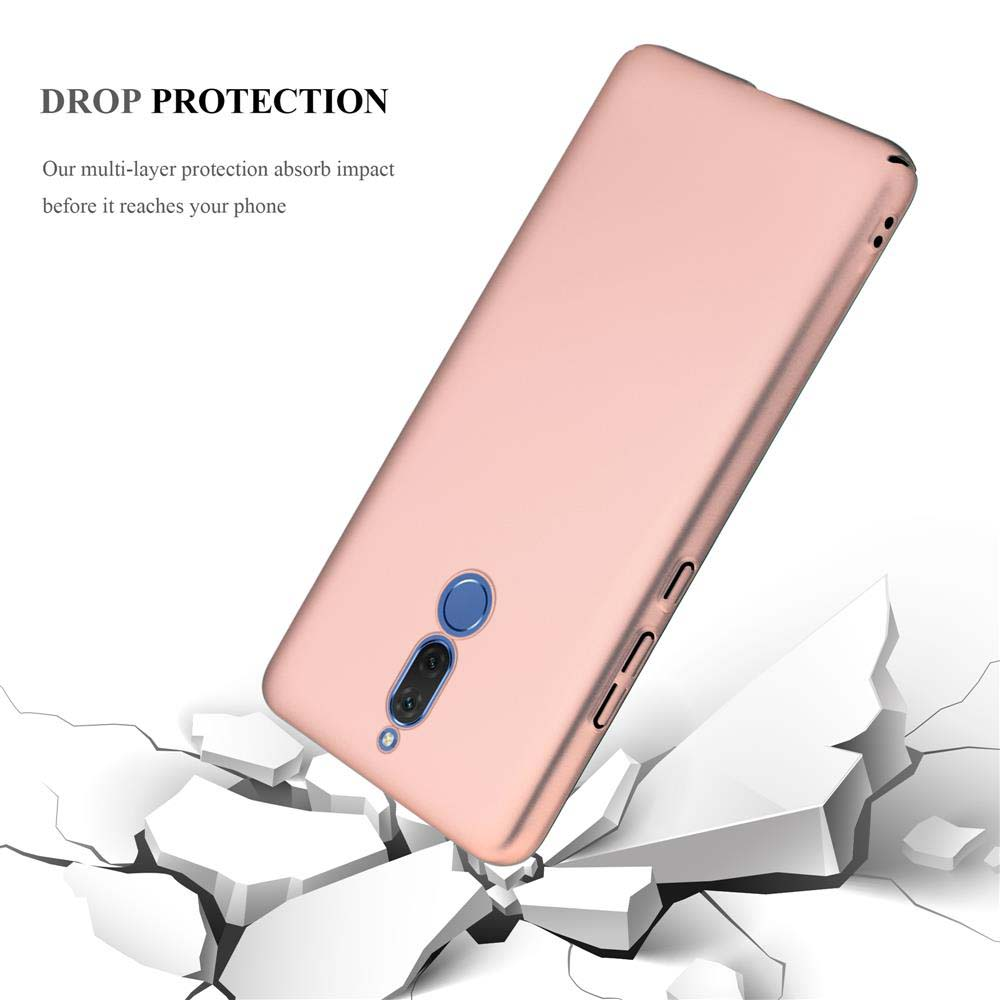 Una cover per telefono oro rosa cade su un terreno incrinato.