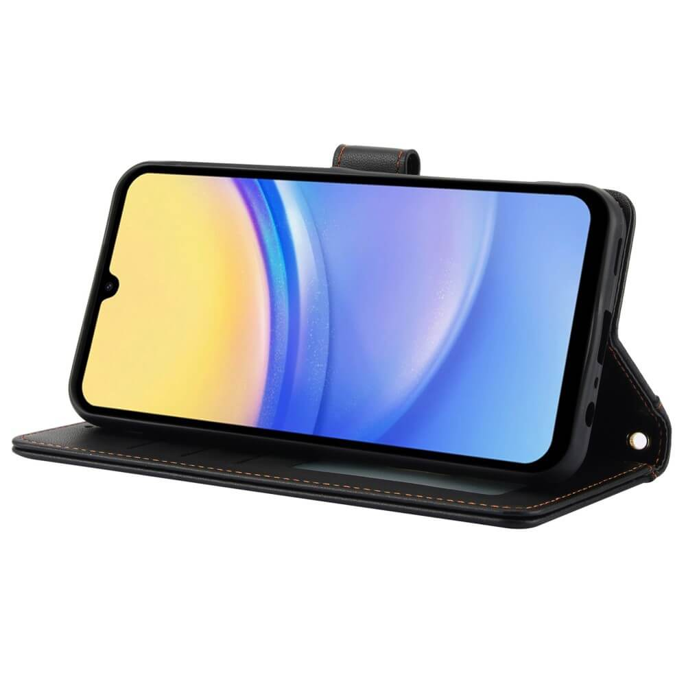 Uno smartphone nero in una custodia a portafoglio aperta.