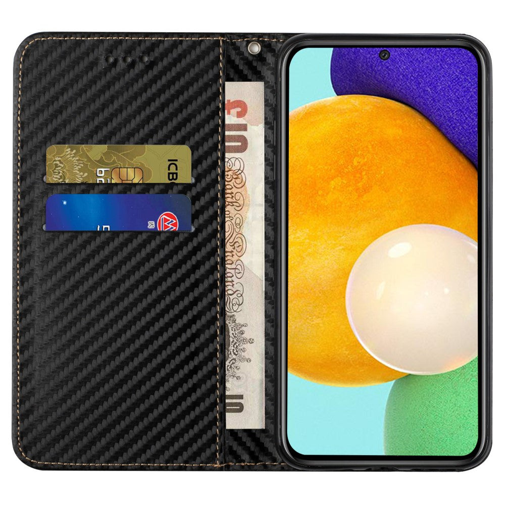 Custodia nera per telefono con slot per carte e banconota, accanto allo schermo di uno smartphone.