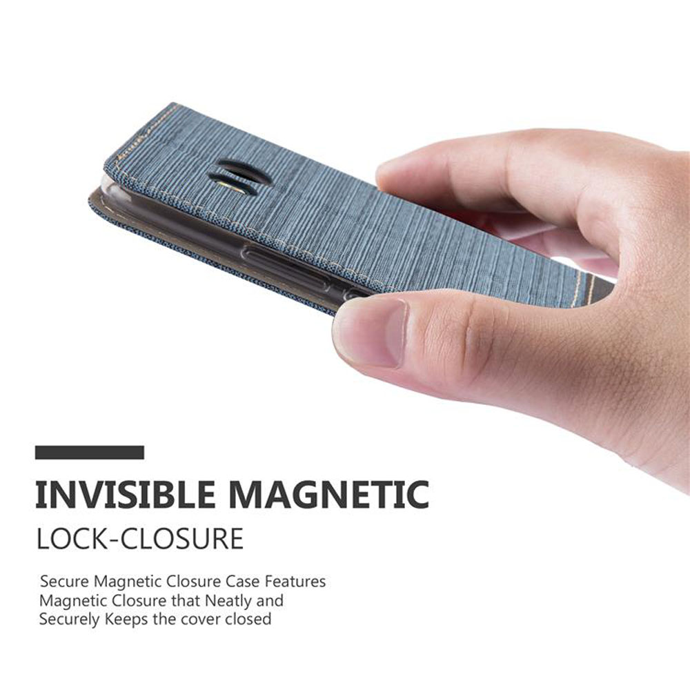 Una mano tiene una custodia blu per telefono con chiusura magnetica.