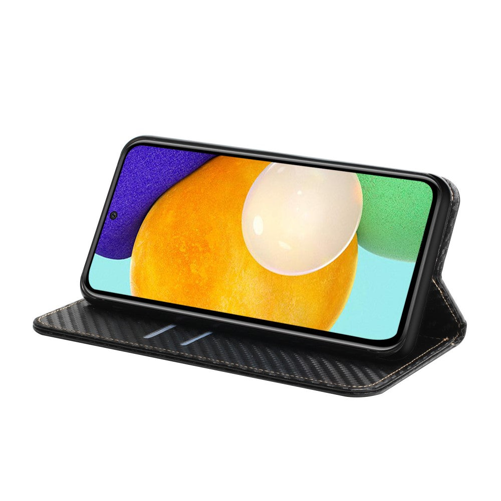 Uno smartphone in una custodia in pelle nera con texture in fibra di carbonio.