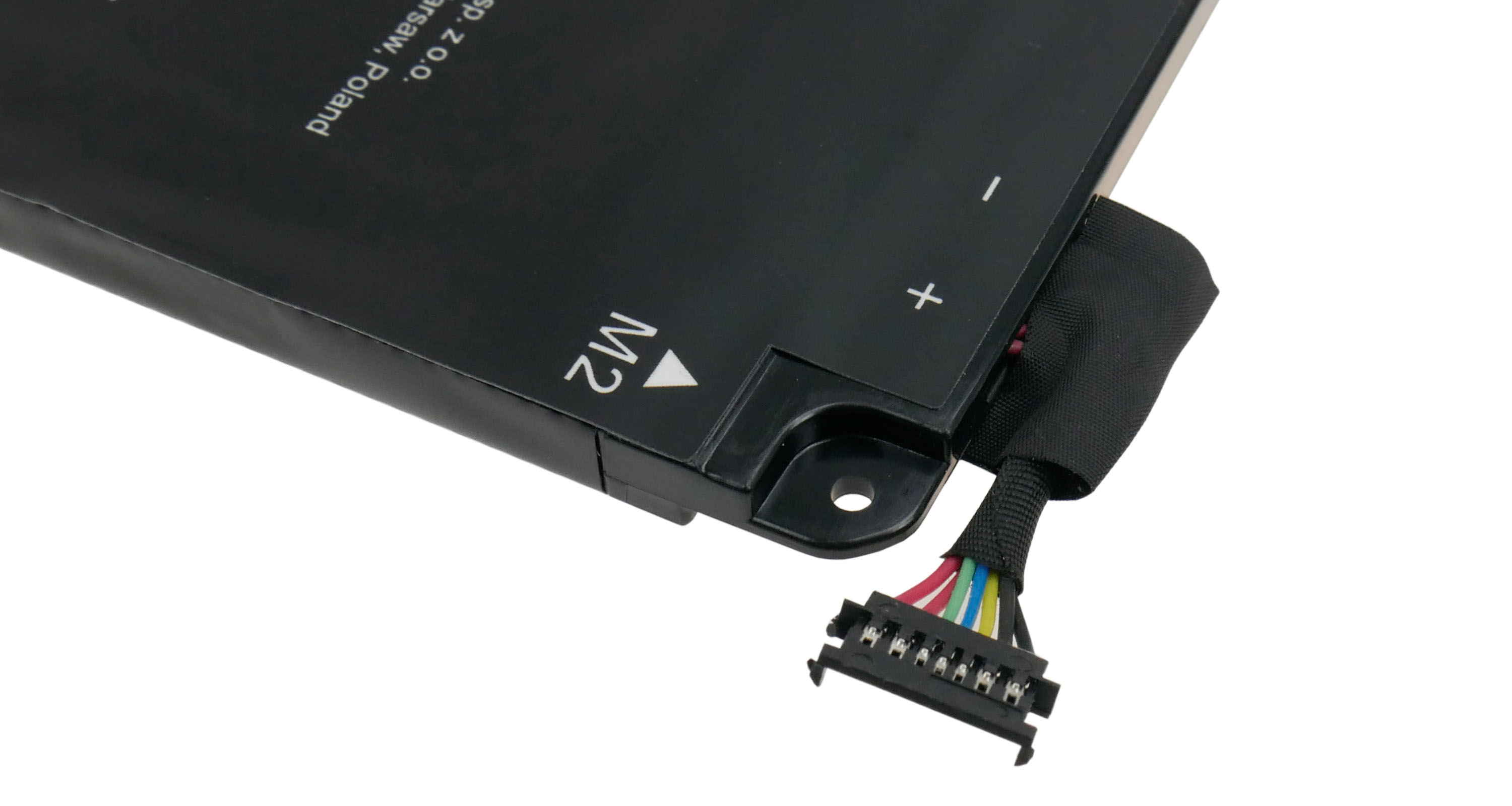 Czarna bateria z kablem i złączem, oznaczenia M2, + i -