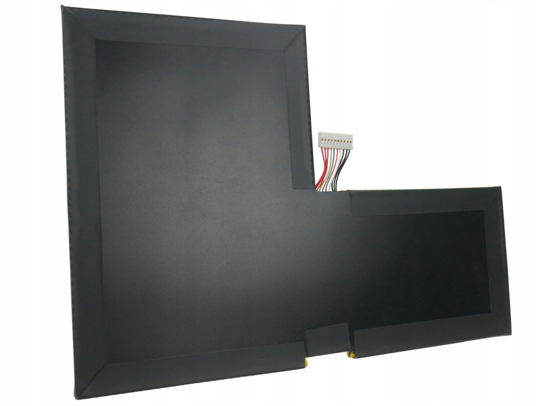 Czarna bateria z przewodami i białym złączem.