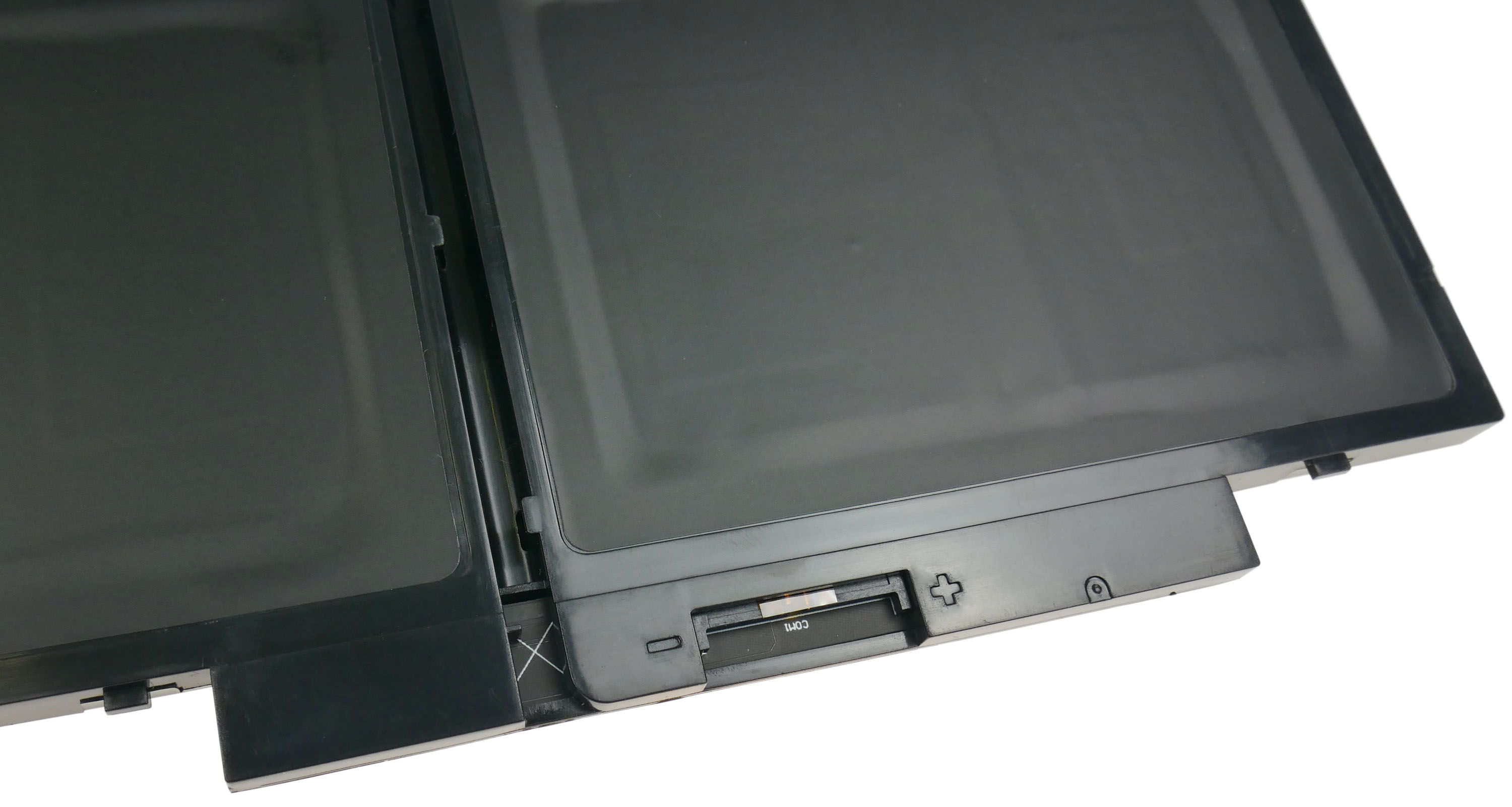 Czarna bateria ze srebrnymi stykami i gniazdem.