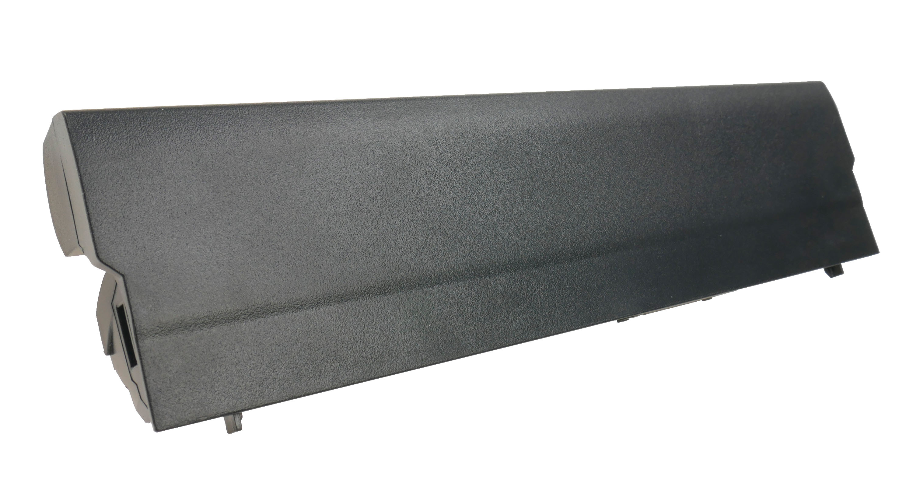 Czarna, prostokątna bateria do laptopa z teksturowaną powierzchnią, na białym tle.