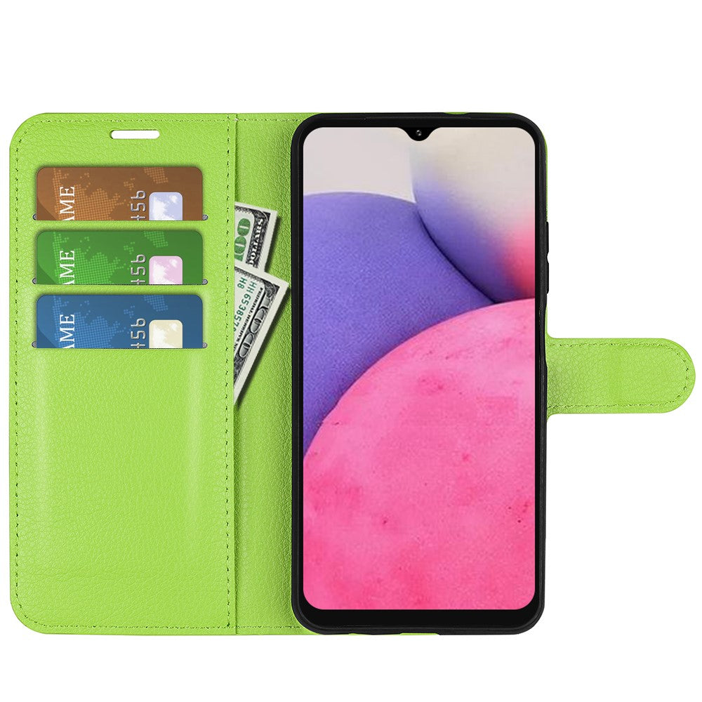 Portafoglio verde con slot telefono, tre slot carte e banconote.