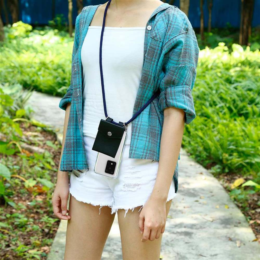 Donna con custodia per telefono al collo, indossa camicia a quadri e pantaloncini bianchi.