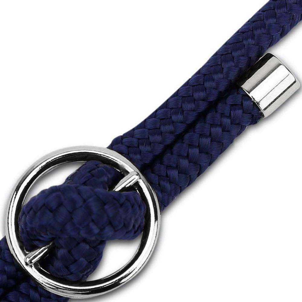 Un bracciale in corda blu navy intrecciata con tappi metallici argentati e un anello.