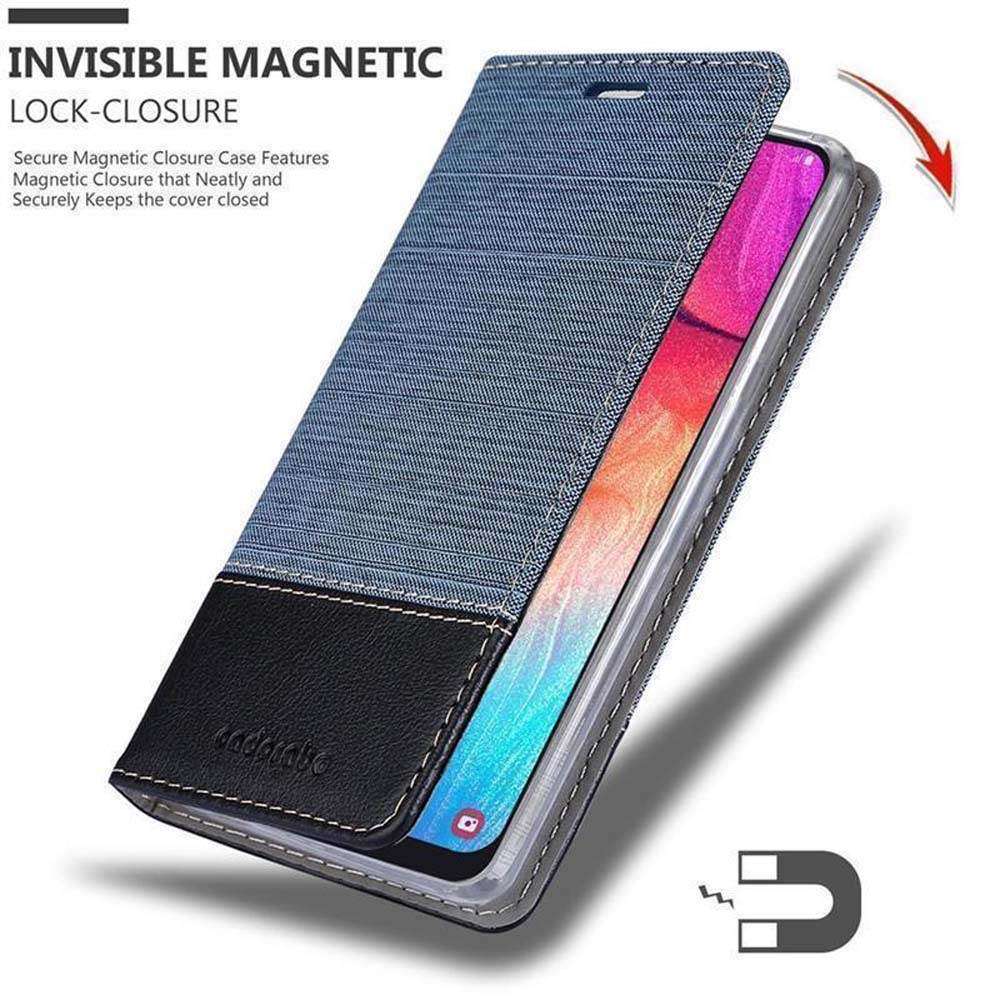 Custodia per telefono in denim blu con dettaglio in pelle nera, chiusura magnetica.