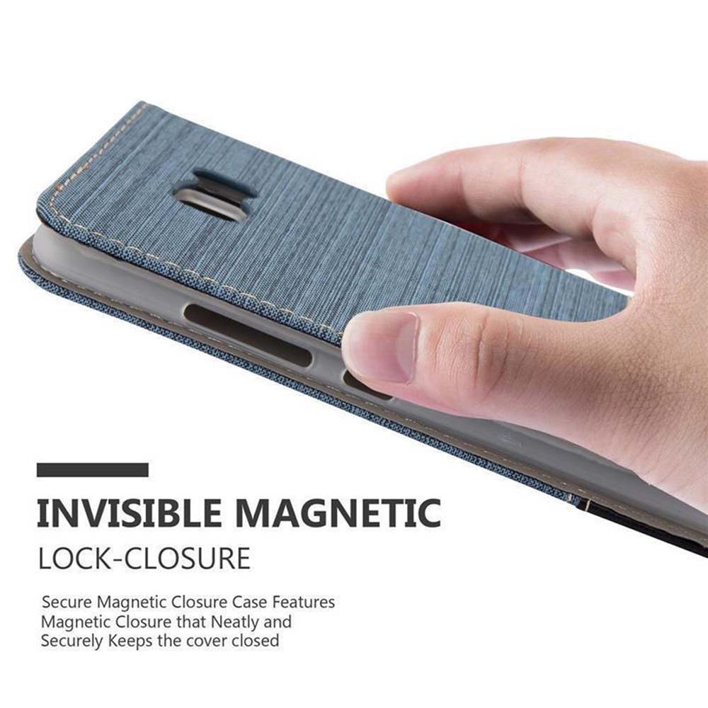 Una mano tiene una custodia blu per telefono con chiusura magnetica.