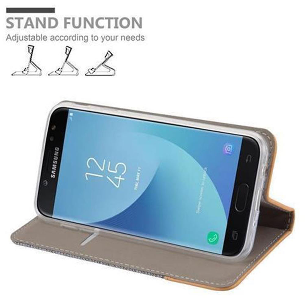 Un telefono Samsung in una custodia marrone, impostato come supporto.