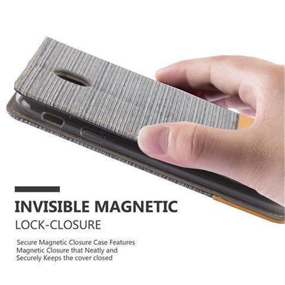 Mano che chiude una custodia per telefono grigia con chiusura magnetica.