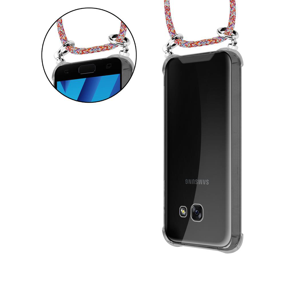 Ein Smartphone in einer transparenten Hülle mit einem bunten Band, das daran befestigt ist.