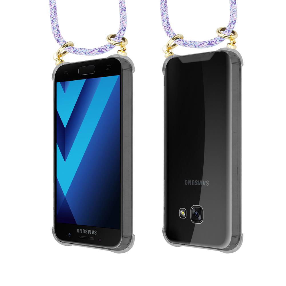 Uno smartphone Samsung nero con sfondo blu è tenuto da un cordino fantasia.