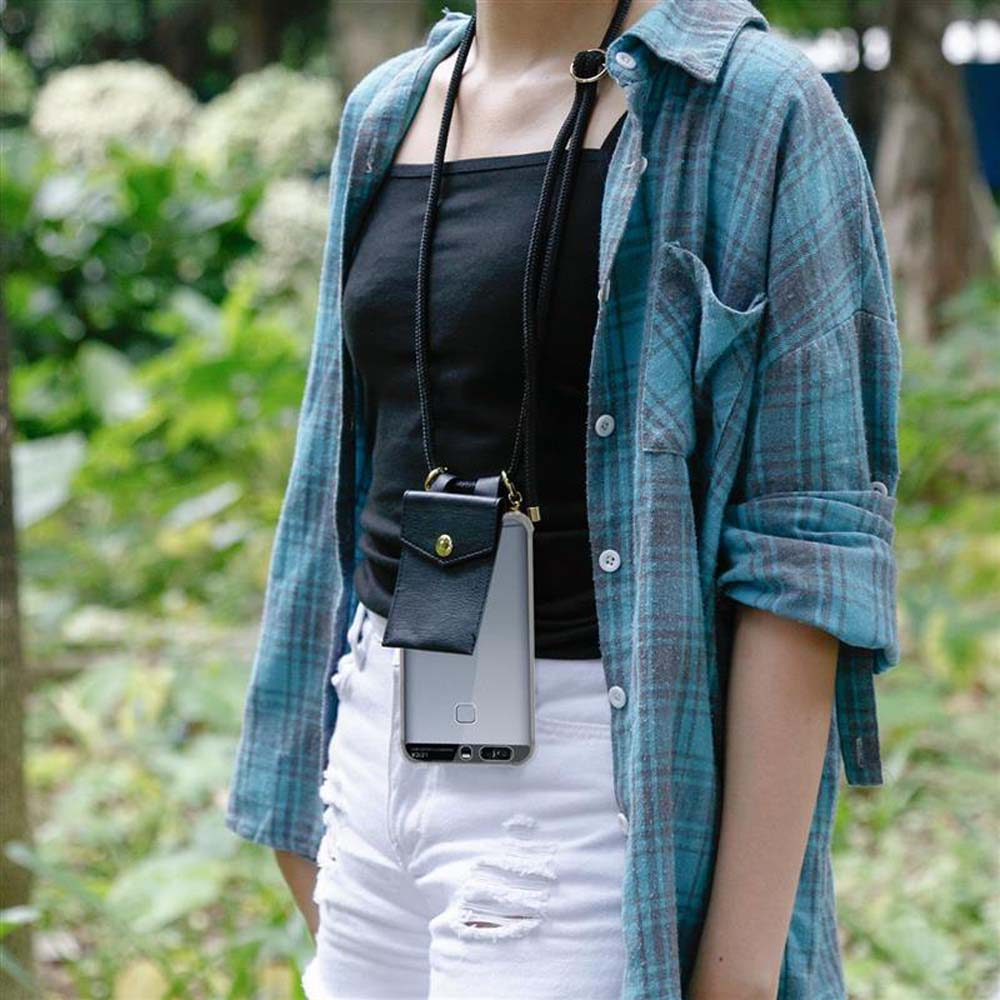Eine Person mit kariertem Hemd, schwarzem Top und weißen Shorts trägt eine Handyhülle am Halsband.