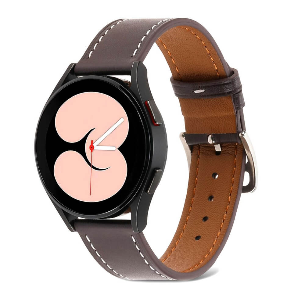Une montre connectée noire avec bracelet en cuir marron et cadran clair.