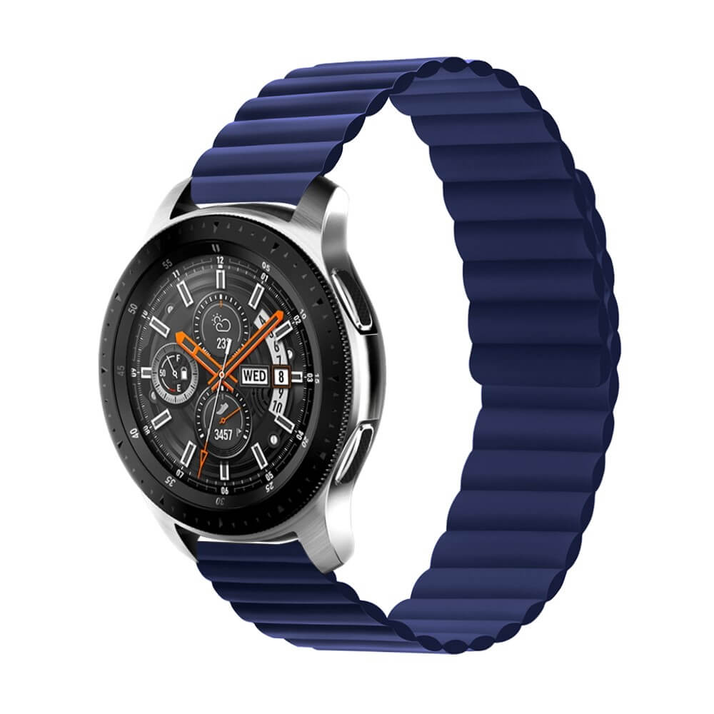 Une montre connectée avec boîtier argenté et bracelet bleu côtelé.