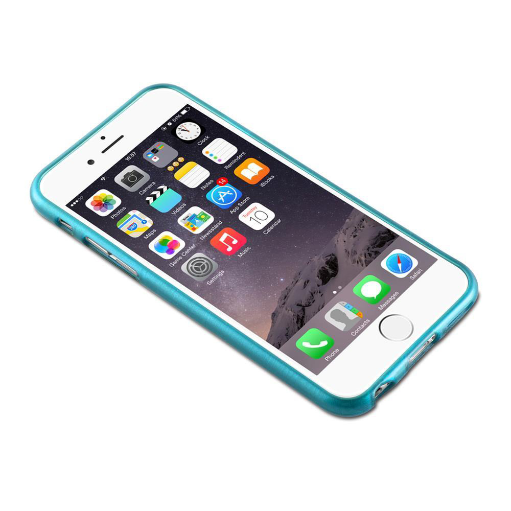 Ein iPhone mit türkisfarbenem Gehäuse zeigt seinen Startbildschirm mit verschiedenen App-Symbolen und einem Bergmotiv.