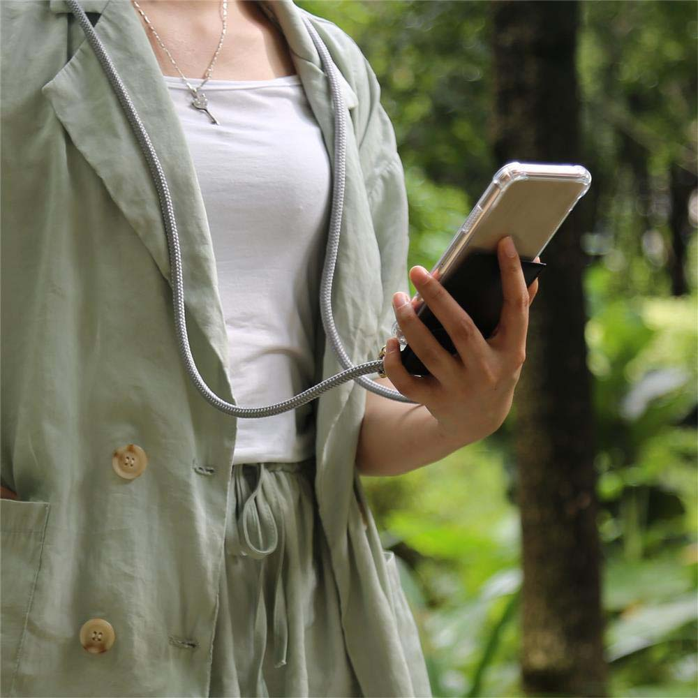 Una persona con un telefono e una collana, all'aperto.