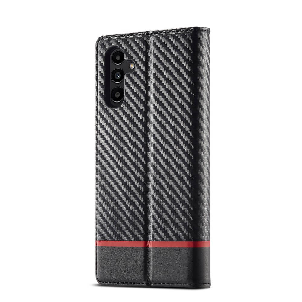 Étui de téléphone noir avec motif fibre de carbone et bande rouge.