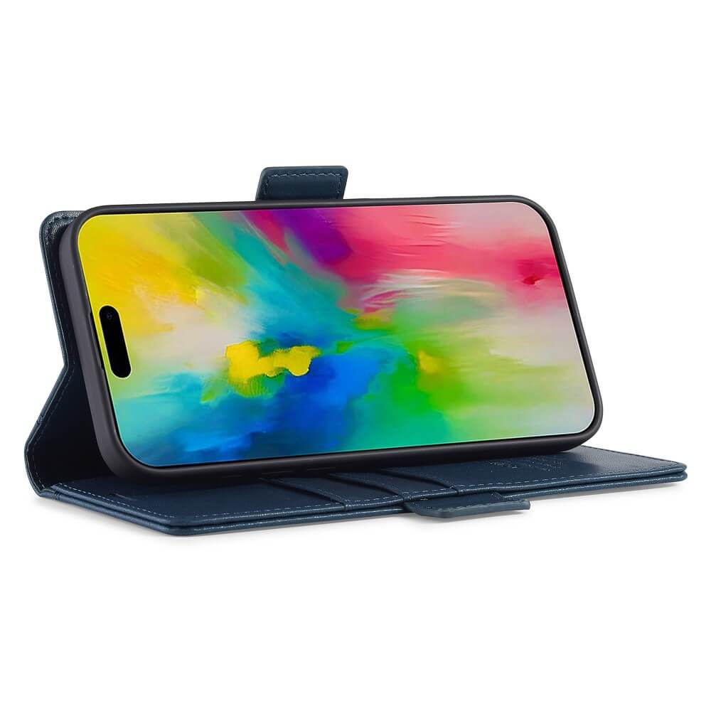 Una custodia a libro blu per cellulare con uno smartphone che mostra uno sfondo astratto colorato.