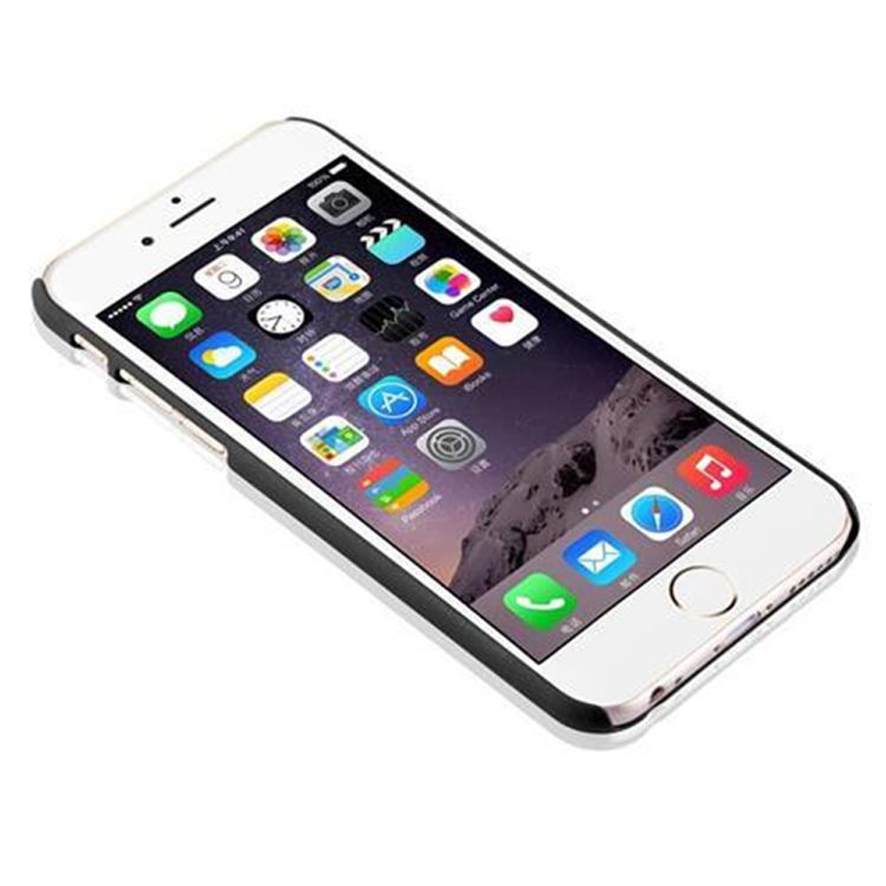 Un iPhone bianco con app nere sullo schermo, appoggiato su una superficie bianca.