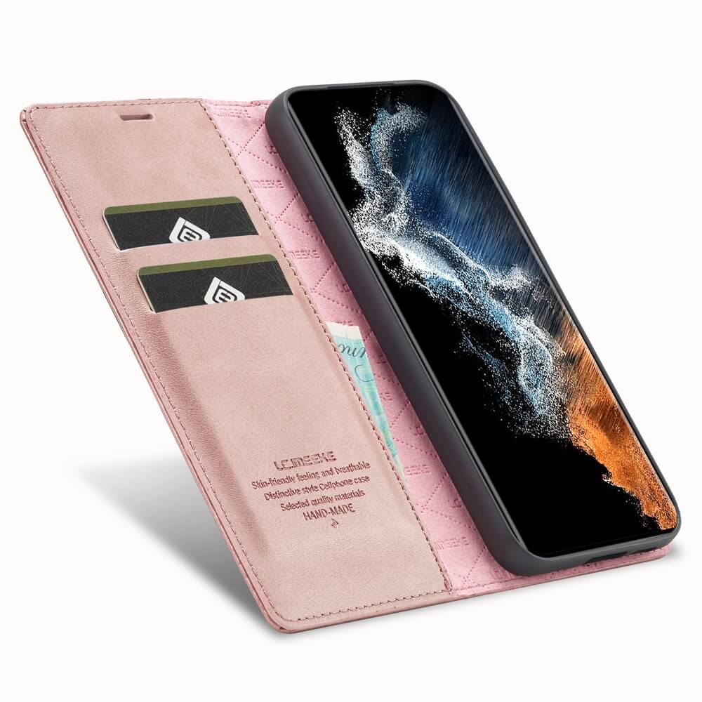 Custodia rosa per telefono con due fessure per carte e uno smartphone scuro.