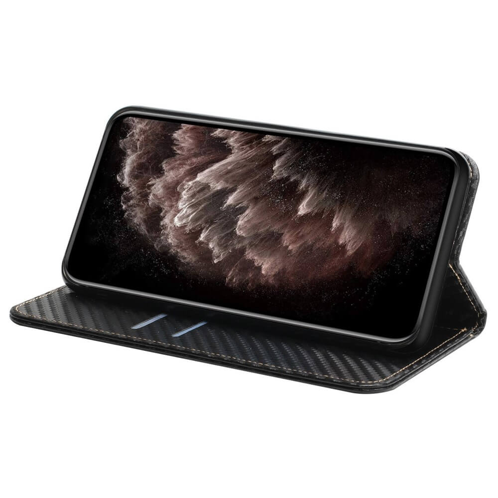 Uno smartphone in una custodia in pelle nera con motivo carbonio.