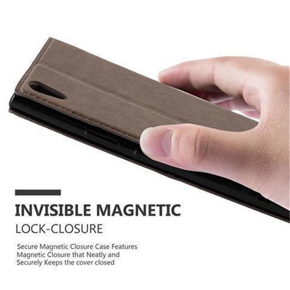 Custodia per telefono marrone con chiusura magnetica tenuta da una mano.