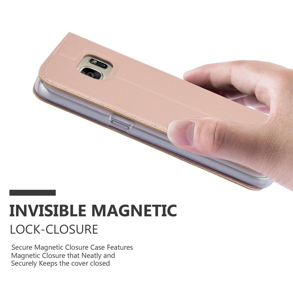 Una mano tiene una custodia rosa per telefono con chiusura magnetica.