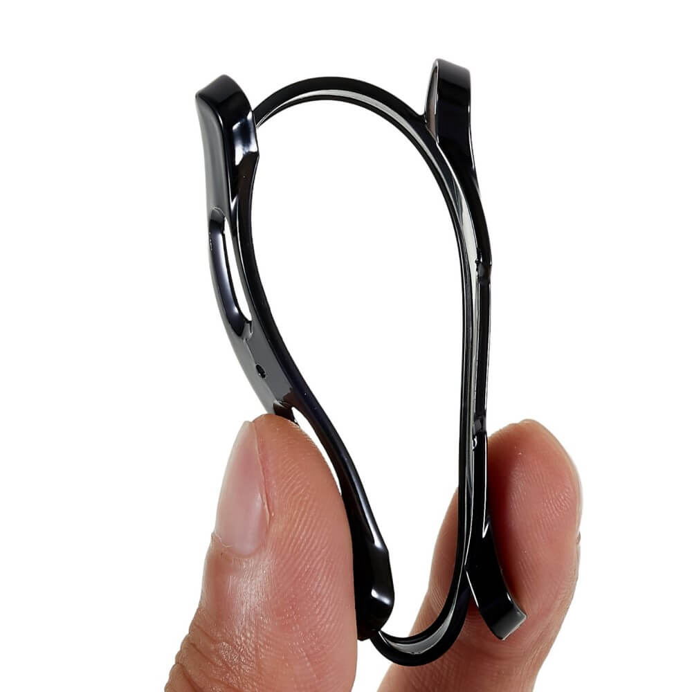 Branches de lunettes noires tenues par des doigts, fond blanc.