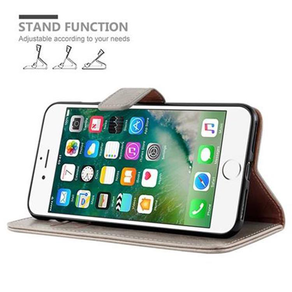 Un iPhone bianco in una custodia di pelle marrone, appoggiato in modalità supporto.