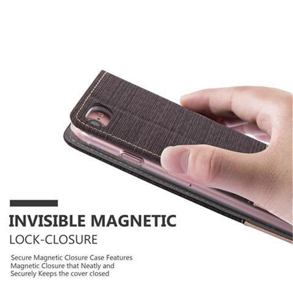 Custodia per telefono marrone con chiusura magnetica tenuta da una mano.