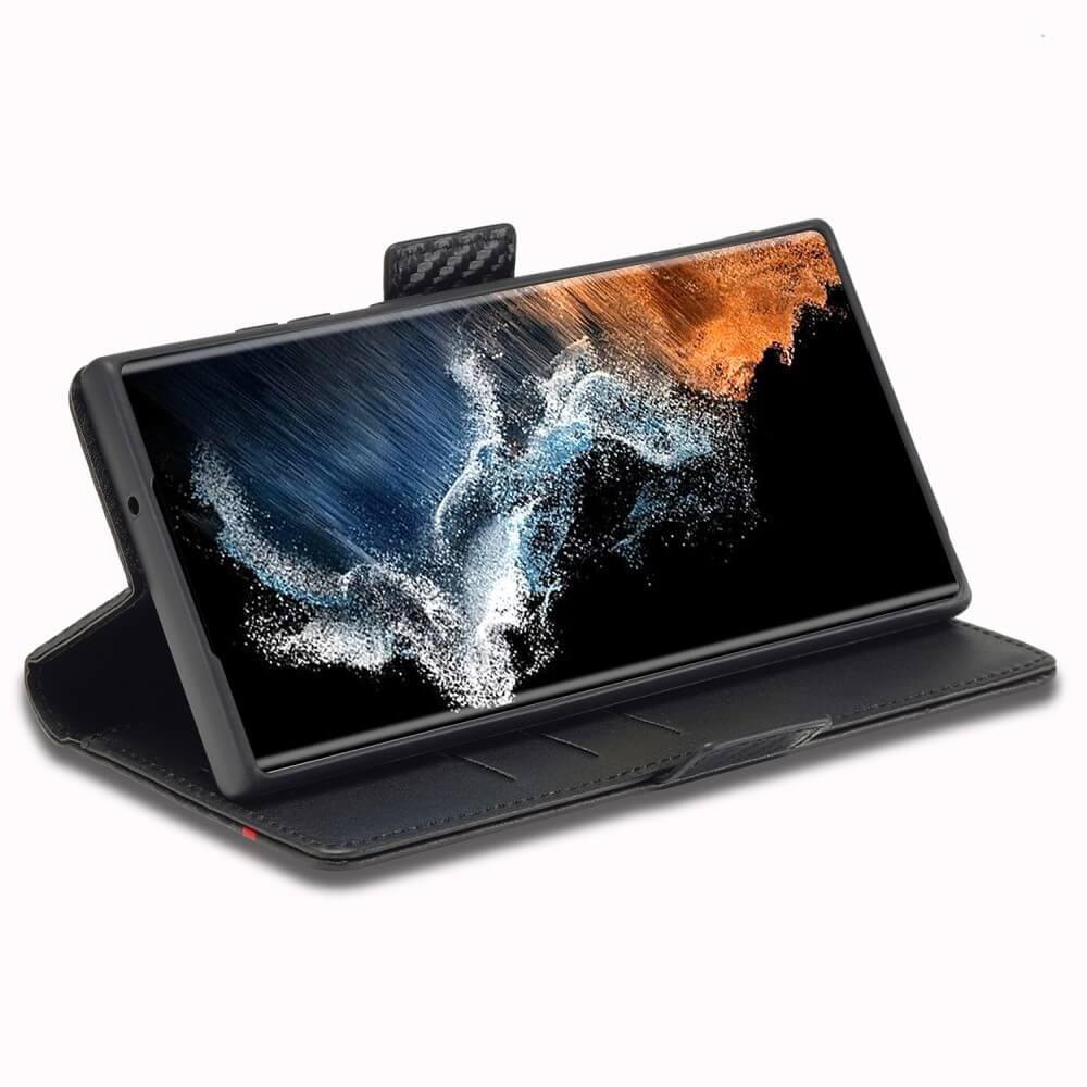 Schwarze Handyhülle mit offenem Ständer und Display.