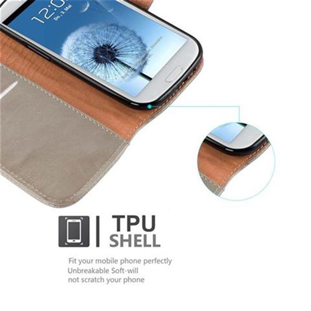Uno smartphone in una custodia marrone con sfondo di tarassaco.