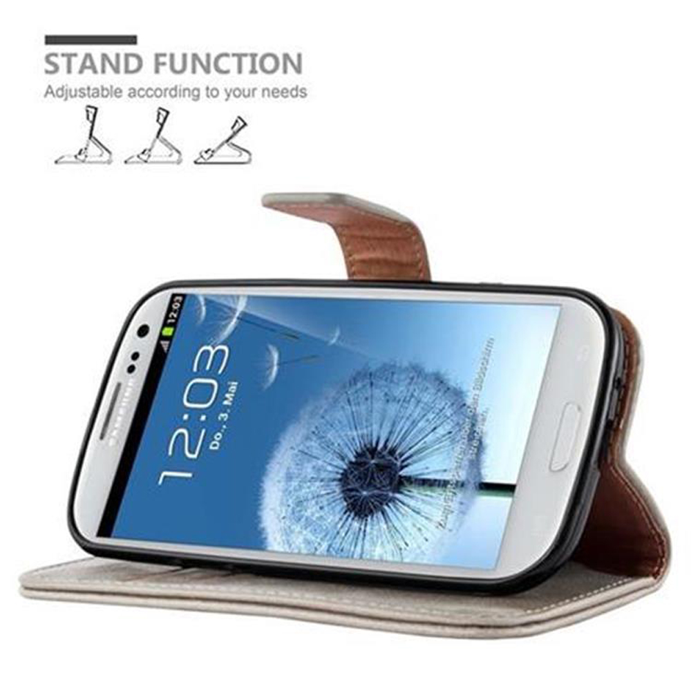 Uno smartphone bianco in custodia di pelle marrone con funzione stand.